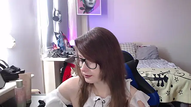 LunaXcherry online show from 5, 4, 2026