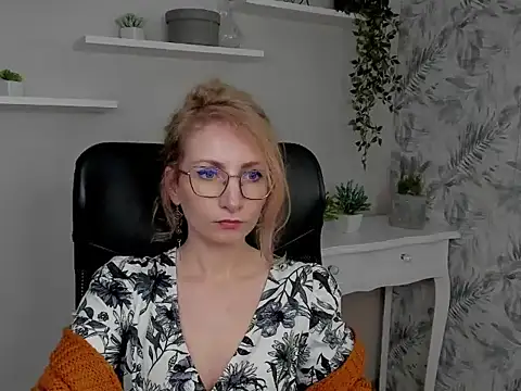 Snapshot of CinderellaMoon chatting on 18, 2, 2026 CinderellaMoon online show from 18, 2, 2026