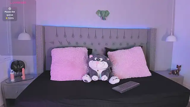 angelina honey  online show from 5, 4, 2026