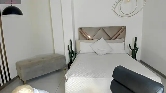 CarolineEvans x online show from 19, 3, 2026