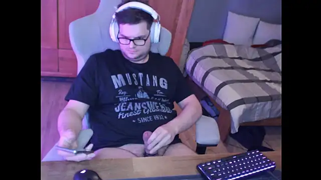 Whyteshadow4235 online show from 19, 2, 2026