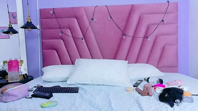 curvybuffgirllll online show from 13, 4, 2026