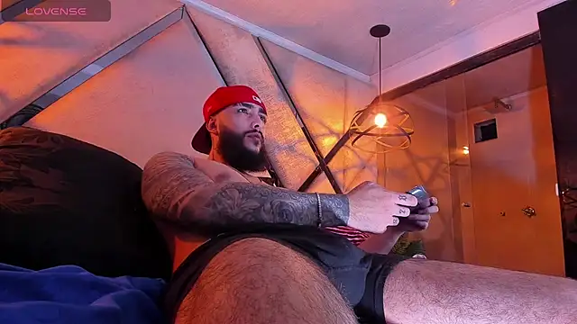 SantiagoHincapiie online show from 3, 3, 2026