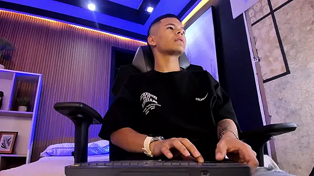 DylanRoyce  online show from 7, 4, 2026