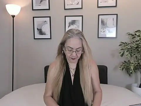 Victoria Firee online show from 12, 4, 2026