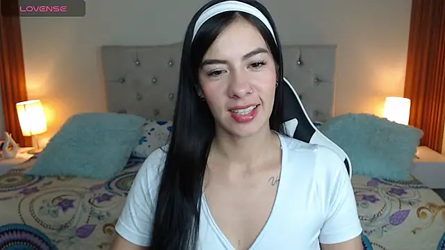 Snapshot of emiily_skinny chatting on 10, 4, 2026 emiily skinny online show from 10, 4, 2026