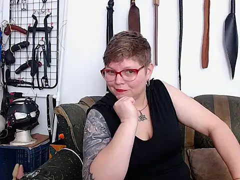 Leah R online show from 7, 4, 2026