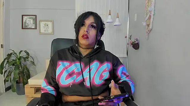 Nahomy Collins  online show from 13, 3, 2026