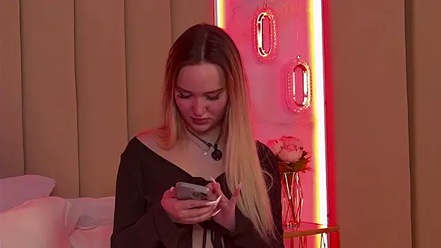 JuliaHotty  online show from 14, 3, 2026