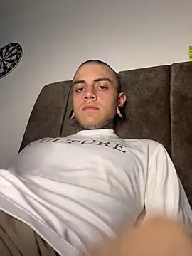 Snapshot of _valentinooo chatting on 20, 3, 2026 valentinooo online show from 20, 3, 2026