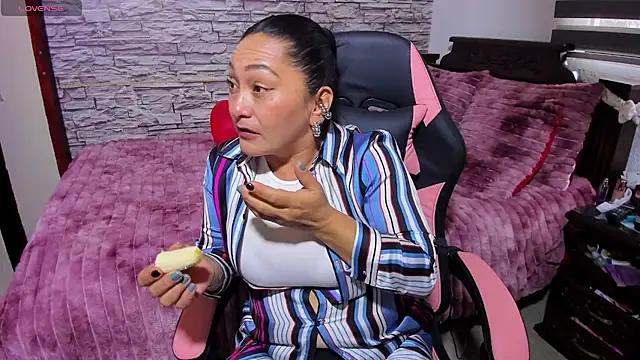 Snapshot of Milf_Julianna chatting on 30, 4, 2026 Milf Julianna online show from 30, 4, 2026