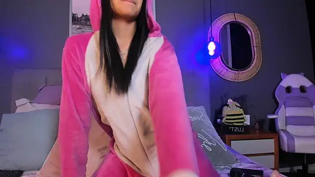 Violettaa Stone online show from 13, 4, 2026