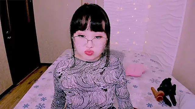 Akiko Yun online show from 4, 2, 2026