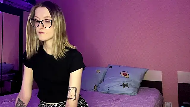 Julia Charm online show from 6, 4, 2026