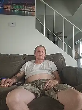 Snapshot of yourMasterisBored chatting on 28, 7, 2026 yourMasterisBored online show from 28, 7, 2026