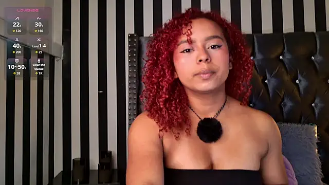 Snapshot of lara_curly chatting on 3, 4, 2026 lara curly online show from 3, 4, 2026