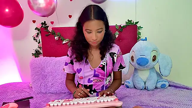 Snapshot of Ellie_Cute7 chatting on 11, 6, 2026 Ellie Cute7 online show from 11, 6, 2026
