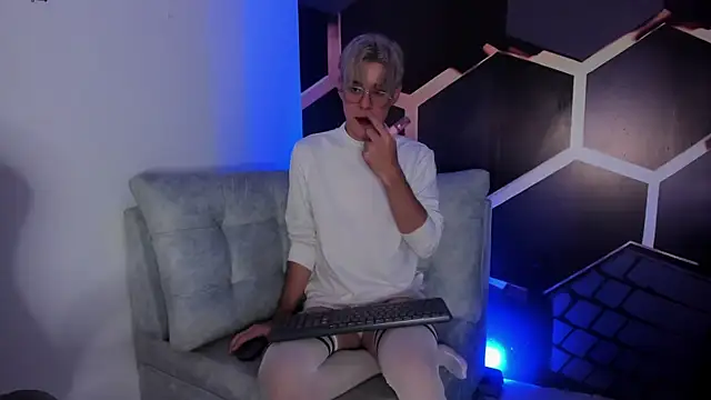 Snapshot of Tom_Parker_ chatting on 3, 8, 2026 Tom Parker online show from 3, 8, 2026