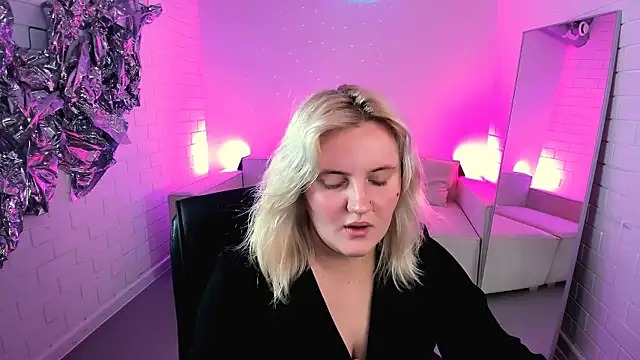 Snapshot of KathyBriggs chatting on 25, 6, 2026 KathyBriggs online show from 25, 6, 2026