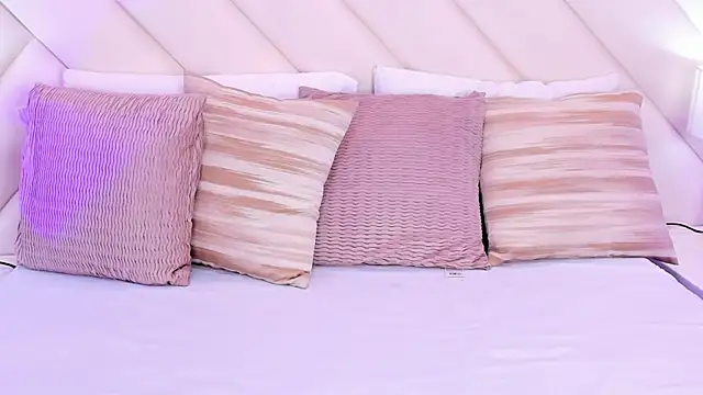 Snapshot of MoollyLove chatting on 28, 3, 2026 MoollyLove online show from 28, 3, 2026