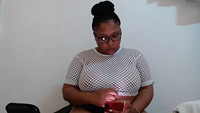 Snapshot of xxZoeyx chatting on 8, 3, 2025 xxZoeyx online show from 8, 3, 2025