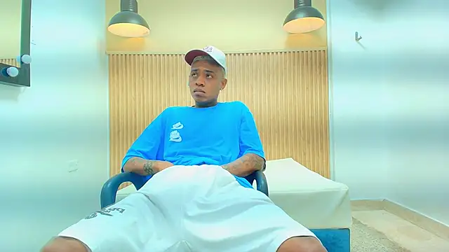 Snapshot of LUCA_TURNER chatting on 8, 4, 2026 LUCA TURNER online show from 8, 4, 2026