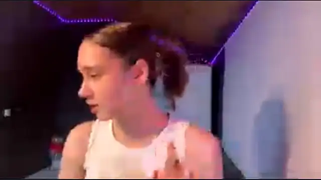 Snapshot of CoreenGau chatting on 15, 4, 2026 CoreenGau online show from 15, 4, 2026