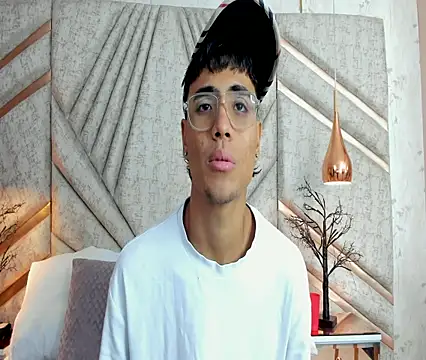 Snapshot of DannTaylor chatting on 7, 4, 2026 DannTaylor online show from 7, 4, 2026