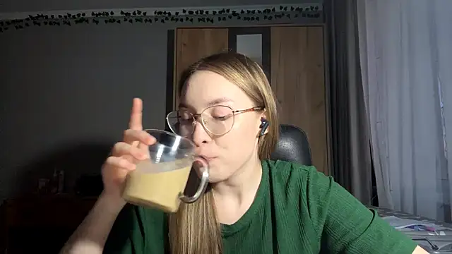 Milaissocute online show from 5, 6, 2026