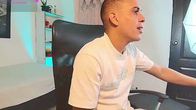 Snapshot of Axel__fierro chatting on 4, 4, 2026 Axel fierro online show from 4, 4, 2026