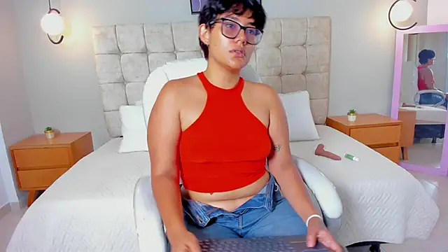 Snapshot of roxy_sweet18 chatting on 7, 4, 2026 roxy sweet18 online show from 7, 4, 2026