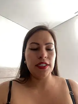 MIA ROSSEEE online show from 24, 6, 2026