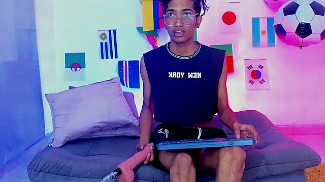 Snapshot of triiangel_latinboy chatting on 19, 7, 2026 triiangel latinboy online show from 19, 7, 2026