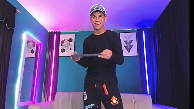 Snapshot of _HotWildwolves chatting on 13, 4, 2026 HotWildwolves online show from 13, 4, 2026