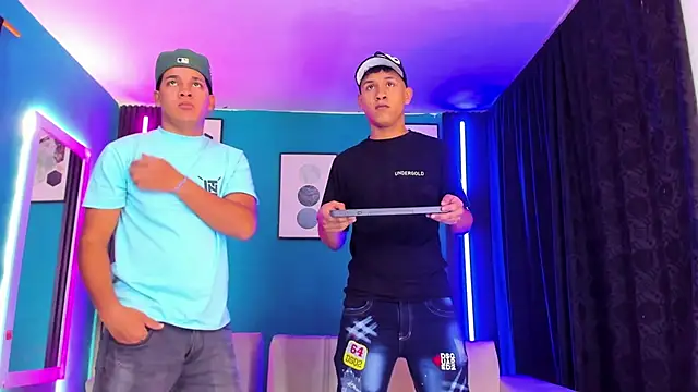 Snapshot of _HotWildwolves chatting on 15, 4, 2026 HotWildwolves online show from 15, 4, 2026