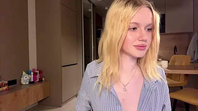 Snapshot of moonavelle chatting on 19, 5, 2026 moonavelle online show from 19, 5, 2026