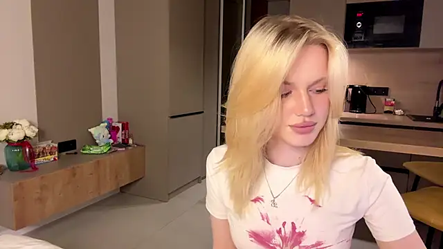 Snapshot of moonavelle chatting on 21, 5, 2026 moonavelle online show from 21, 5, 2026