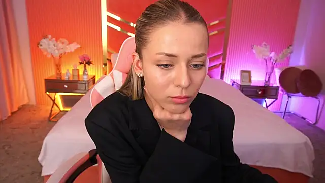 Snapshot of DoveLovee chatting on 18, 5, 2026 DoveLovee online show from 18, 5, 2026