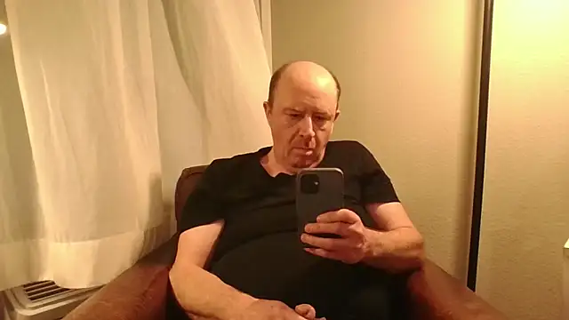 Snapshot of CallumBee chatting on 17, 4, 2026 CallumBee online show from 17, 4, 2026