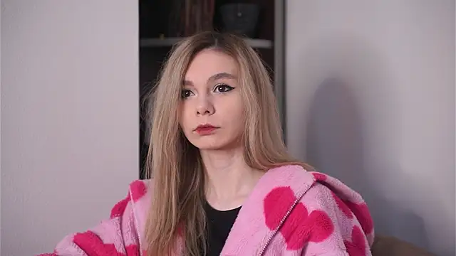 WhitneyBustle online show from 17, 4, 2026