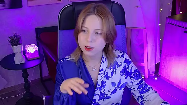 Snapshot of VivienneHebert chatting on 20, 7, 2026 VivienneHebert online show from 20, 7, 2026