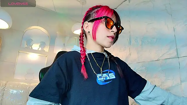 Snapshot of Moon_Red_r chatting on 4, 7, 2026 Moon Red r online show from 4, 7, 2026
