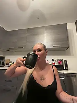 Snapshot of Karen_Luxe chatting on 2, 6, 2026 Karen Luxe online show from 2, 6, 2026