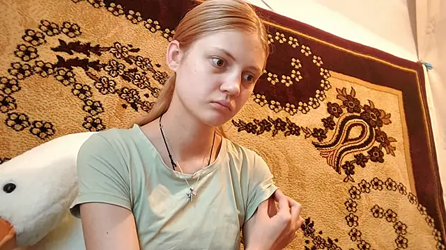 Snapshot of LunaLaday chatting on 6, 6, 2026 LunaLaday online show from 6, 6, 2026