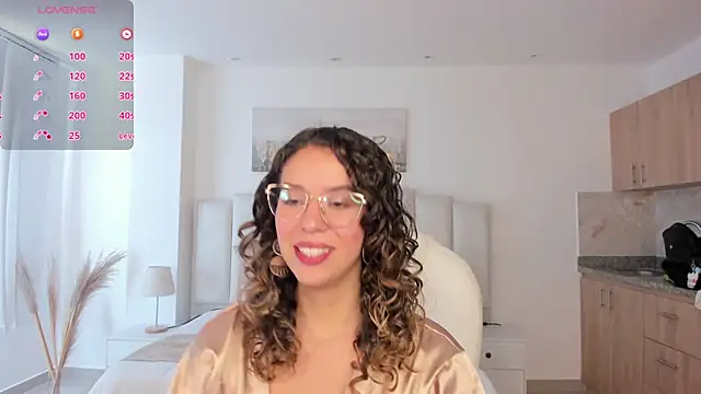 Snapshot of sienna_luxor chatting on 24, 5, 2026 sienna luxor online show from 24, 5, 2026