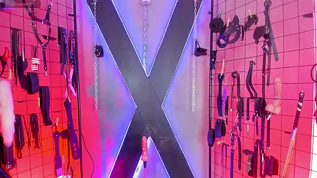 IzobethAri BDSM online show from 29, 4, 2026