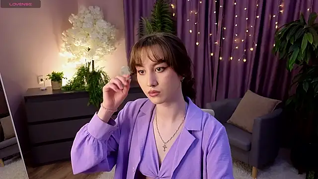 Snapshot of LouiseEvans chatting on 28, 4, 2026 LouiseEvans online show from 28, 4, 2026
