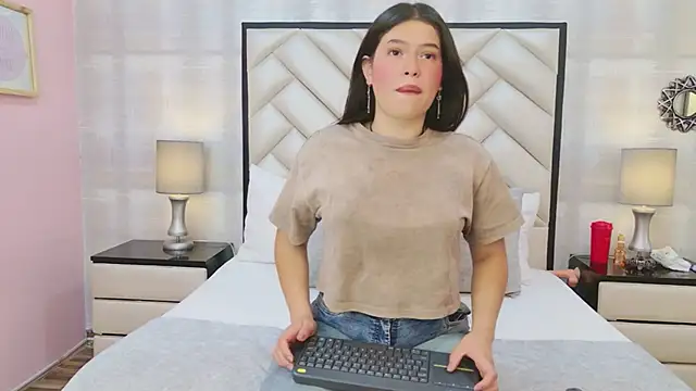 CarolineOlsen online show from 28, 4, 2026