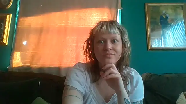 Snapshot of RosieSwitchBitch chatting on 5, 6, 2026 RosieSwitchBitch online show from 5, 6, 2026