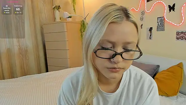 Snapshot of MidnightPoise chatting on 11, 5, 2026 MidnightPoise online show from 11, 5, 2026